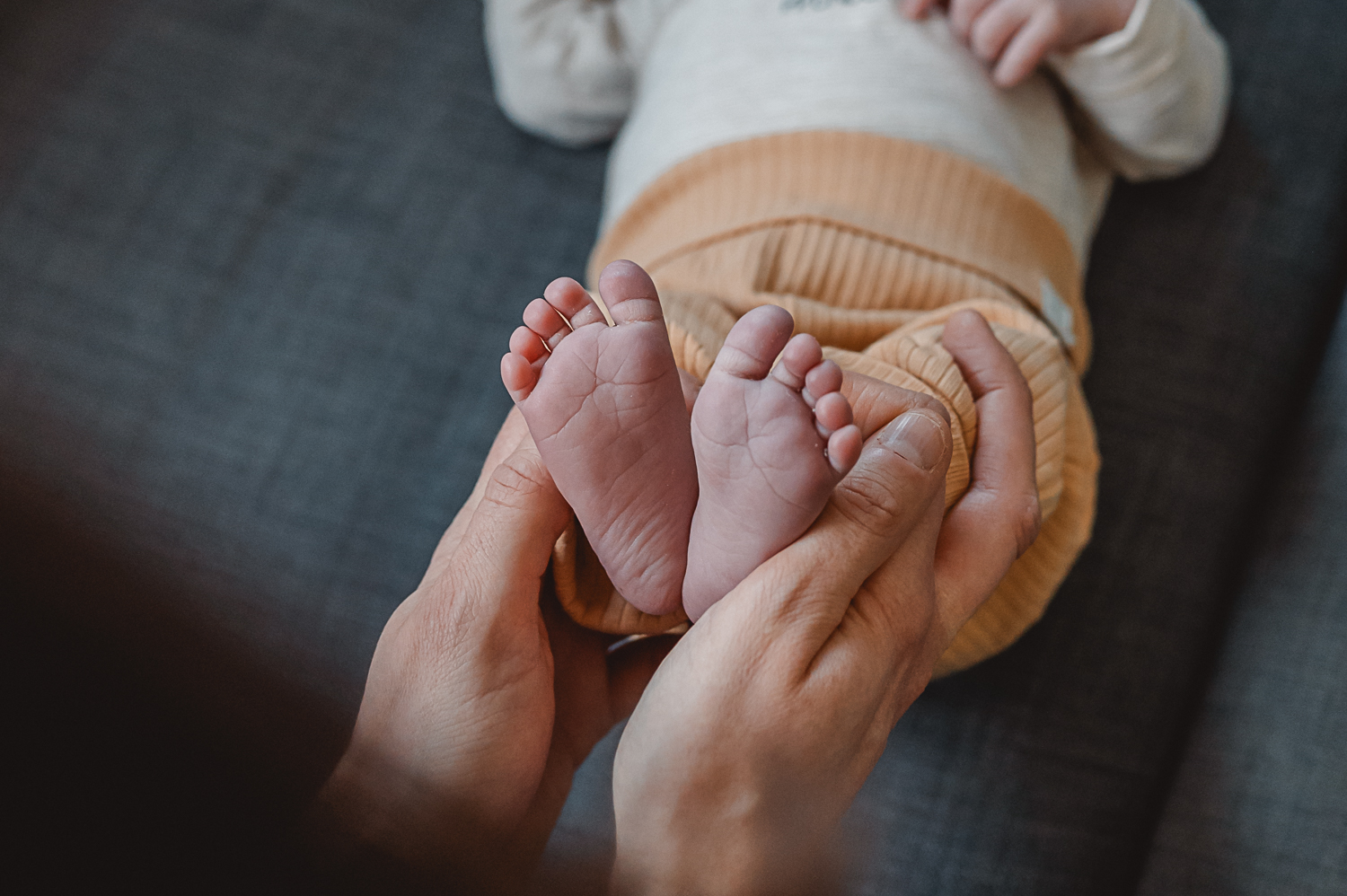 Newborn-Homestory-Neugeborenenfotografie-Babyfotografie-Familienfotografie-Fotografin-Bergkamen-Luenen-Werne-Baby-Fotografie